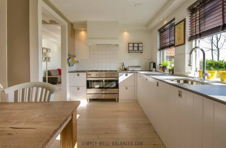 Feeling overwhelmed by your messy house? Grab the free printable checklist included in this post to become clutter free fast. Learn 20 items you can declutter quickly and see results immediately. Decluttering room by room can take forever. Instead, your first step should be to simplify and get rid of items that you no longer need. Practical tips to declutter your home inspired by minimalism. #declutter #clutterfree #simplicity #organize #minimalism