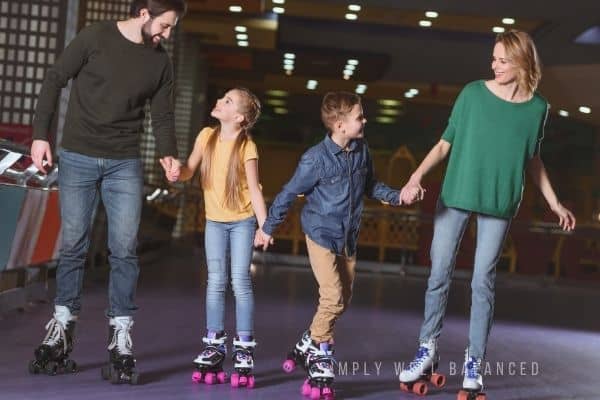 Family skate night at roller rink | Night time activities to do with kids