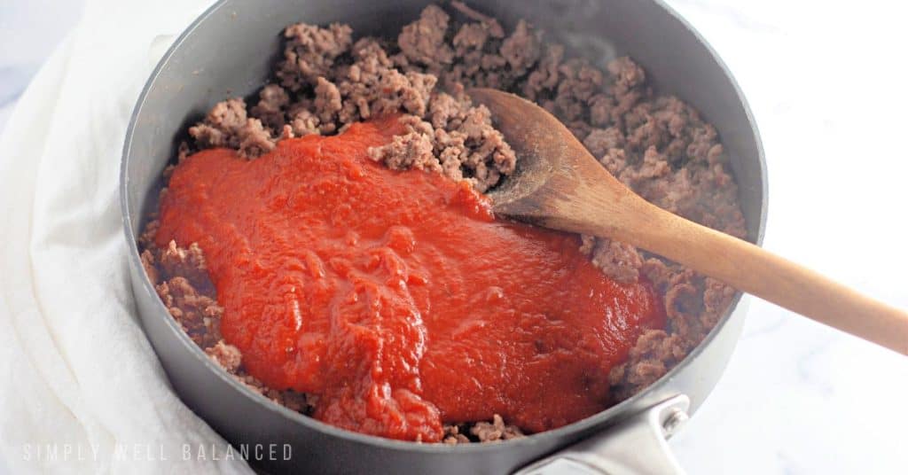 Prep the ground beef and spaghetti sauce for the spaghetti bread. 