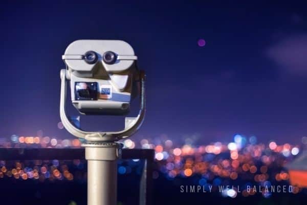 A viewer that you can use to view city lights at night. 